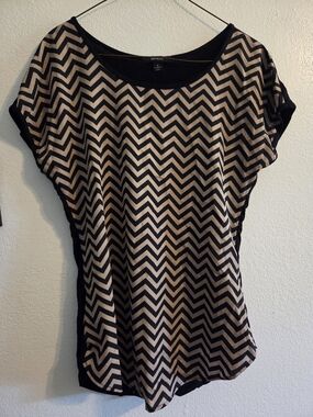 Espresso Black and Beige Chevron Short Sleeve Top